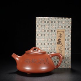 底款：顾景舟 尺寸：16/8cm 容量：350cc 紫砂分类：大红袍 底款介绍：顾景舟（1915-1996），原名景洲。别称：曼希、瘦萍、武陵逸人、荆南山樵。自号壶叟、老萍。宜兴紫砂名艺人，中国美术家协会会员，中国工艺美术大师。