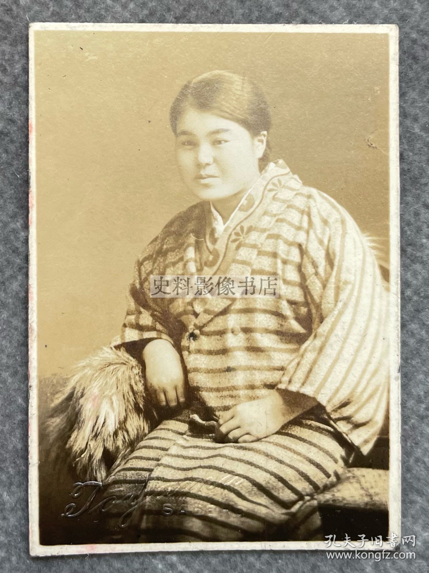 1930年代日军海军“扬子江舰队”旗舰“安宅”号上服役的士兵“青柳藏次”旧藏 照相馆布景拍摄和服女子肖像照一枚（照片右下角有照相馆钢印）