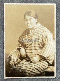 1930年代日军海军“扬子江舰队”旗舰“安宅”号上服役的士兵“青柳藏次”旧藏 照相馆布景拍摄和服女子肖像照一枚（照片右下角有照相馆钢印）