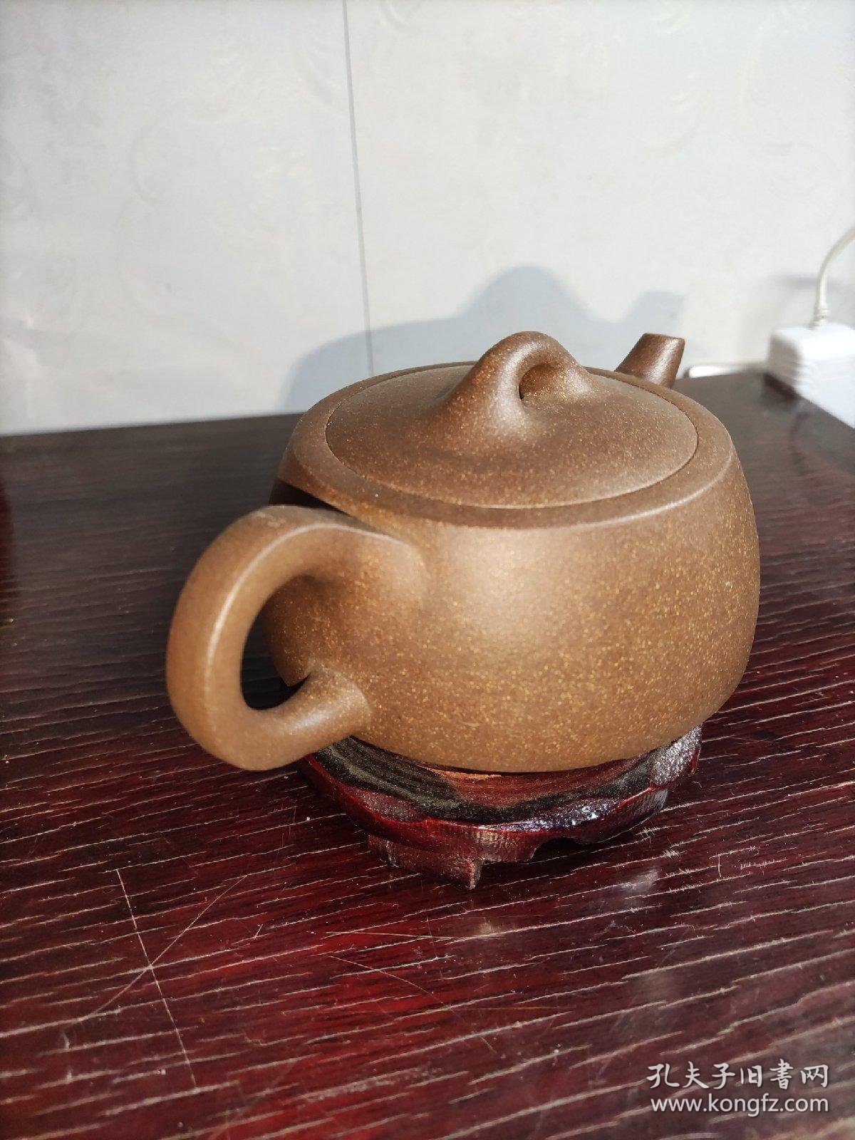 吴德盛款紫砂壶。功夫茶壶。素颜磨砂手感。非常舒适。有一点边磕碰。没有用过。完好品