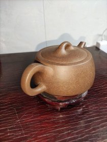吴德盛款紫砂壶。功夫茶壶。素颜磨砂手感。非常舒适。有一点边磕碰。没有用过。完好品