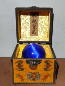 珍藏老漆器盒大猫眼石球一枚
直径10厘米重1.43公斤
盒子尺寸:长16厘米宽16厘米高16厘米