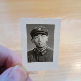 老照片–年轻军人半身照（1）