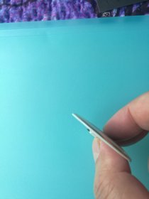 毛主席像章 ”第三版标准像“· 瓷章（正面图: 毛主席第三版标准像 外圈金色边；背文：毛主席万岁 中国湖南 4）[规格尺寸：4.4*4.4cm]【像章带有外包装袋，非常稀缺的题材，收藏佳品；实物拍照 品质自鉴】