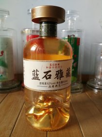 酒瓶。千里江山•蓝石雅藏酒瓶，52度500ml。（非钱币，烟标，邮票，连环画）