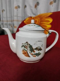 老瓷茶壶：北京长城图案，七十年代左右，口沿有轻微磕碰