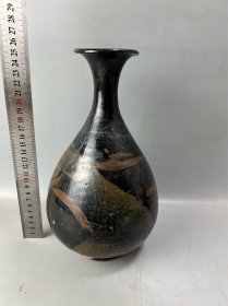 宋代铁锈花玉壶春瓶，高度26cm，线条流畅，釉光柔和，底胎干老，颈部断裂重新修复，是老修，修复处几乎无法分辨，除此之外没其他毛病，喜欢老窑瓷的不要错过。屠龙刀砍价的别来，不想糟蹋东西，顺丰到付签收后退运费。