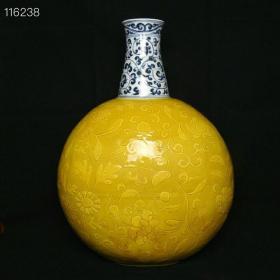 明永乐黄釉雕刻缠枝花纹扁瓶
