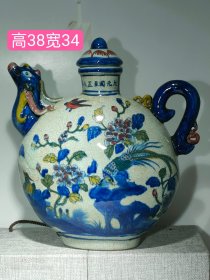 大元国至正八年粉彩手绘开片大号壶一个，器型端正，画工精细，保存完好，老化明显，细节如图