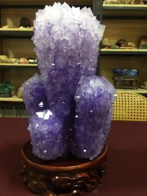 天然紫水晶晶簇摆件，器型巨大，裸石宽度约19厘米，厚度约17厘米，高度约28厘米，重5070克，稀少品种，送实木底座，品极佳，1600包邮。