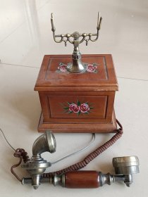 下乡收来老电话机一个，保存完好品相一流，正常使用。