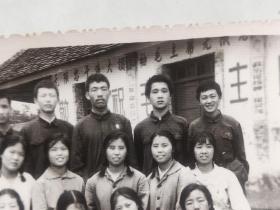60年代十几个帅哥美女佩戴毛主席像章合影照片1.“敬祝毛主席……”2.“无线忠于伟大领袖毛主席”3.“……革命委员会”4.小小一间房标语无数