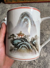 567瓷，新粉彩，70年代手绘山水茶杯，底小飞皮y
