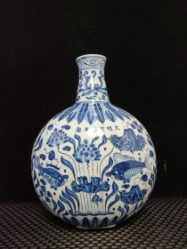 明青花鱼纹抱月瓶尺寸31X23x15厘米。