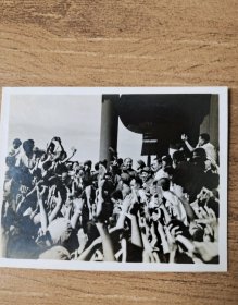六十年代老照片，毛主席和周恩来总理在天安门城楼上接见红卫兵和革命群众