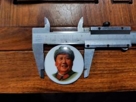 毛主席瓷像章，正面毛主席老年军装照，右脸。反面，祝毛主席万寿无疆，1966.12.26江西，瓷章。