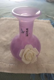 一个紫色的茉莉花酒瓶
