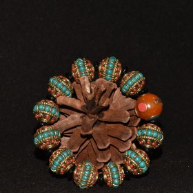 早期收藏 尼泊尔纯铜镶嵌红松绿松宝石配蜜蜡手串手链 尺寸：珠子宽2.0厘米 厚1.5厘米 重103克左右