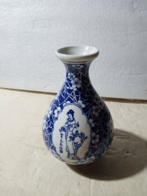 蓝釉白花贾元春人物开窗青花瓶(直径11cm高17cm)