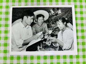 新华社原稿老照片，1975年 来自全国各地的大批知识青年在新疆插队落户，上海知识青年 王勤胜和农业科技人员一起