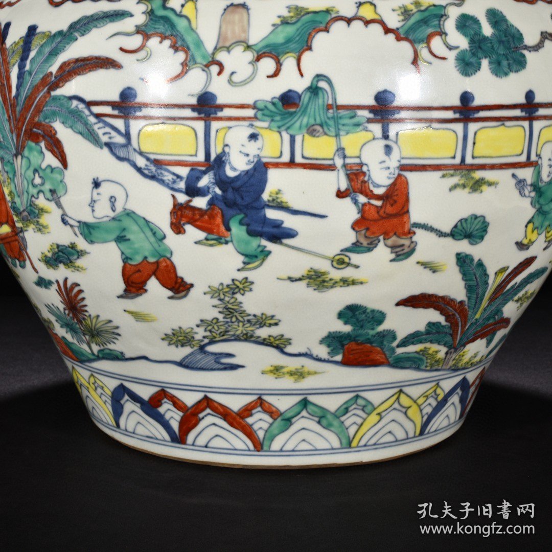 点击查看原图 瓷器 明嘉靖青花五彩庭院婴戏纹盖罐 高45厘米 宽37厘米