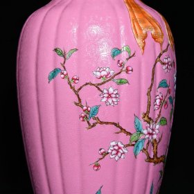乾隆桃红地轧道粉彩花卉纹绶带瓜棱瓶,高33.8cm直径15.5cm