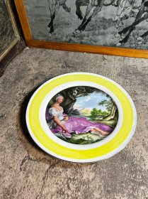 80年代左右，景德镇龙珠阁。26厘米，西洋美女赏盘一块y