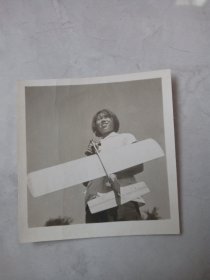 老照片 60年代同学纸飞机试飞