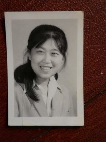 80年代老照片一张，美女标准照二寸，，