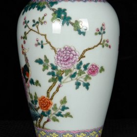 清乾隆珐琅彩描金凤凰戏牡丹纹花瓶 高22.5厘米 直径11.5厘米