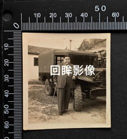 民国大富豪在大型吉普车前留影