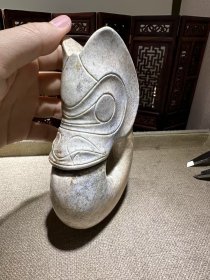 馆藏级红山文化猪龙,整体钙化鸡骨白,透闪石结构,重约1049克。全品完整,傻开门状态,与馆藏同款。适合收藏或摆件,感兴趣的朋友可以联系我。