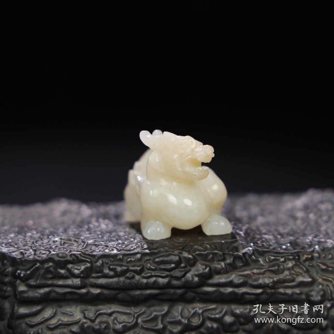 旧藏 和田玉瑞兽，玉质细腻油润，包浆老道，，尺寸 长 4.8厘米，高 3厘米，宽 2.5厘米，重 40.3克