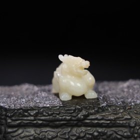 旧藏 和田玉瑞兽，玉质细腻油润，包浆老道，，尺寸 长 4.8厘米，高 3厘米，宽 2.5厘米，重 40.3克