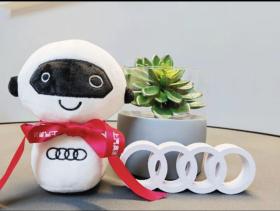 奥迪/Audi 奥迪全新卡通形象 ADUI Adui毛绒公仔 玩具 上汽奥迪正品
本品独立包装，不议价不包邮，发货后不退换。不包官方小瑕疵。