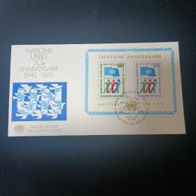 un01外国信封FDC联合国日内瓦1975年 联合国成立30周年：联合国旗 MS   压雕凹凸图案 小型张 首日封 带边纸四方联，边纸位置随机 （票左下角有小折，如图二）