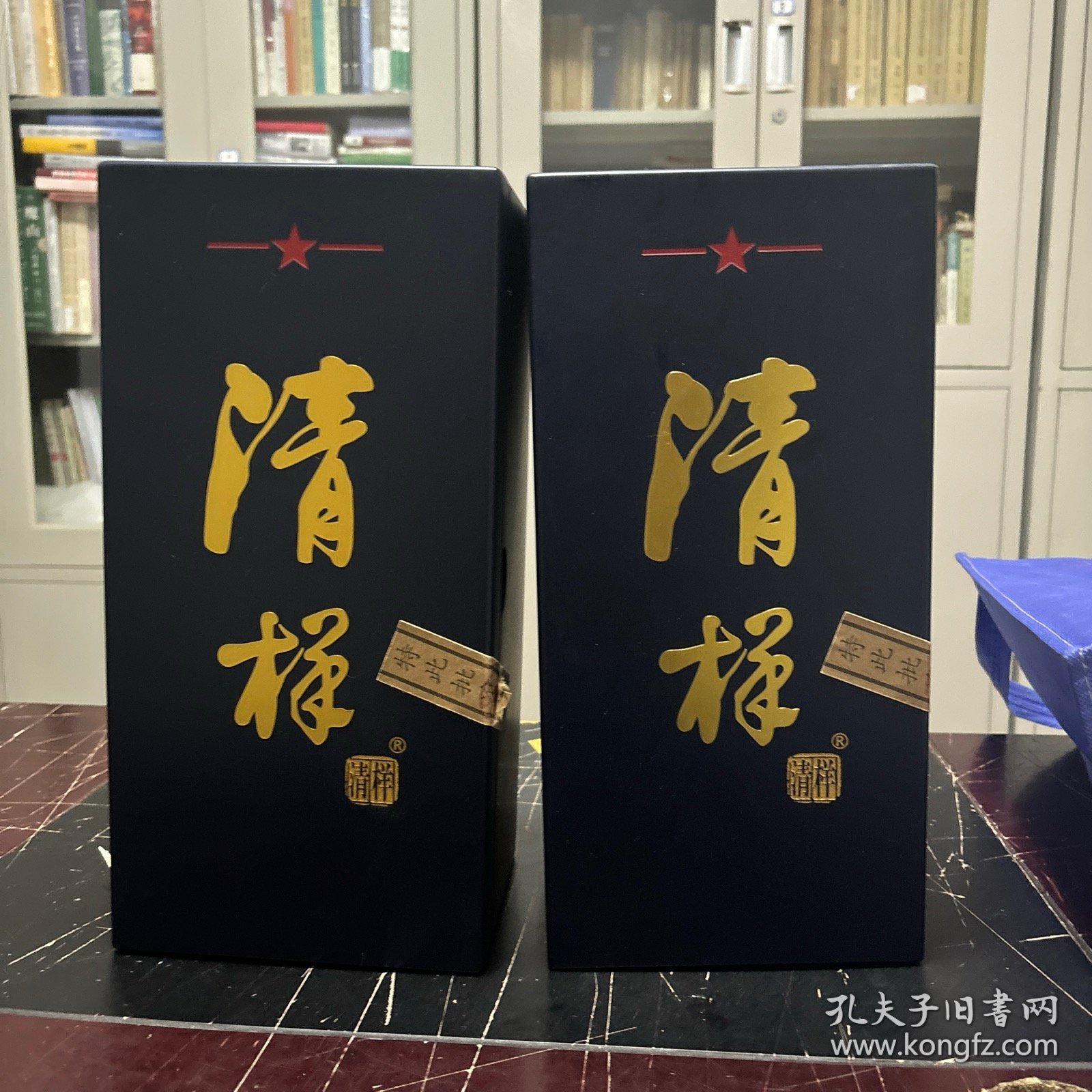 清样酒瓶一对 有收藏编号及签名