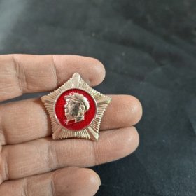 毛主席小像章，五角星军帽，品相如图