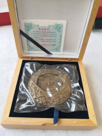 奥运会吉祥物纪念大铜章，直径8厘米，限量编号34492。中国印钞造币总公司发行。