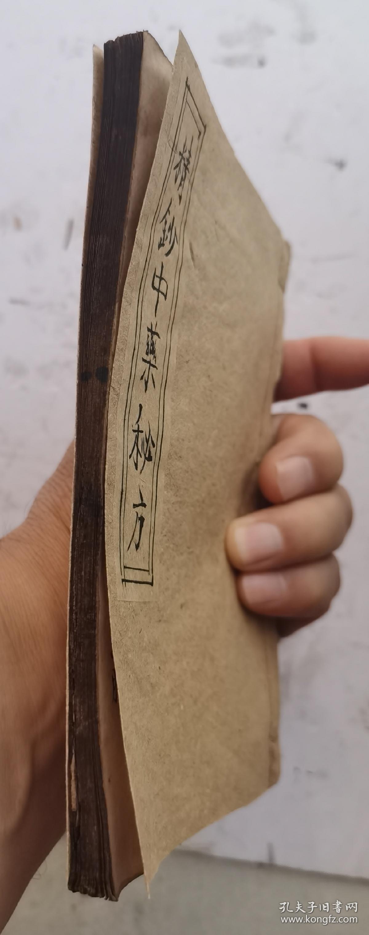 清代或民国手抄本《精抄中藥秘方》134方。【半夏生姜汤】【葛根黄芩湯】【黄芩半夏湯】【五味子湯】【独活消痰飲】【補肺饮】【利咽解毒湯】【三黄熟艾湯】【赴筵散】【龍虎散】【神功消毒保婴丹】【百解散】等134个秘方验方。每个药方都有具体的成份组成，配制方法，治疗成效，讳忌事宜，该秘方集都是老中医的经验方，方方灵验，非常珍贵的134个秘方。毛笔字书写工整漂亮。书法一流，35个简页70面，很值得借鉴收藏。