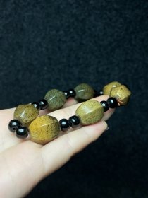 花梨木镶嵌螺钿首饰盒内珍藏高古玉手串 手串尺寸:直径15毫米 首饰盒尺寸:长宽高13.5/8/6厘米