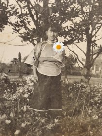 民国早期旗袍美女老照片(衣服，发型有特色)
