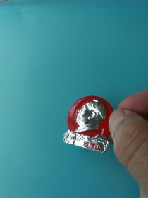 毛主席像章 “红灯记”（正面图:毛主席头像 延安圣地 小火车；背文：忠 永远忠于毛主席 本溪市革命委员会 1969）[规格尺寸：3.1*3.5cm]【实物拍照 品质自鉴】