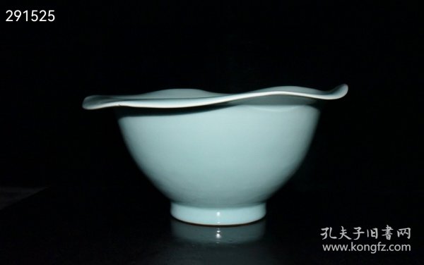 珍藏宋代龙泉釉花边大碗