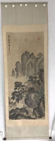 店095/画124仿古画，精品纸本山水立轴,画芯55×128厘米,纸本绫裱，品相如图老旧，无挂绳，漆木轴头,有海口市物价检查所 标签，仿古画 2180元标签，复制品！