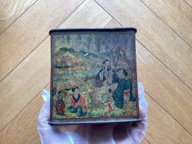 民国上海老字号吴天然茶庄老茶叶盒，民国旗袍美女图案。封面陆羽煮茶图，和风景画，上有大段文字介绍。茶庄位于上海法租界伟英里。有特制盒盖。。PS：老物件自然旧，品如图自鉴。要求完美者慎拍。不是新产品