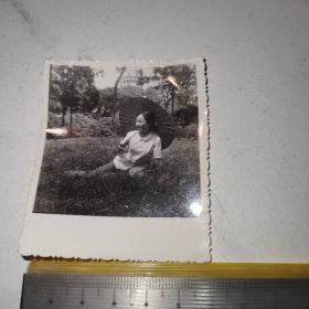 《美女姑娘，草地》（大概7-80年代老照片，7*6厘米）