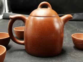 精品紫砂壶 套壶 顾景舟制 《秦权》一壶六杯 原矿紫砂泥制作，做工精细，礼盒包装珍藏，品相一流。