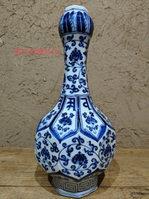 旧藏青花缠枝莲蒜头瓶