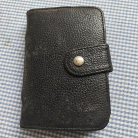 清华紫光电子产品，内存4 GB，带皮套，产品本身长11厘米宽，7.5厘米厚1厘米，皮套长12厘米宽八厘米厚两厘米，不知道机器是否可以正常使用
